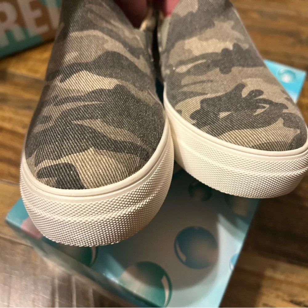 Soda Flat‎ Women Size 10 Shoes Slip On Loafers Sneakers  Hike-G camouflage green